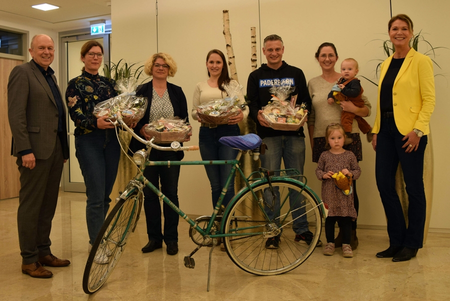 Landrat Christoph Rüther (l.) übergibt gemeinsam mit Amtsleiterin Edith Rehmann-Decker (r.) die Präsentkörbe an Milena Hardes, Birgit Sprenger, Annika Hoffmann und Tim Müller mit Familie (v.l. Foto: Kreis Paderborn).